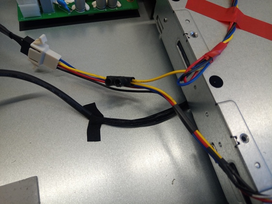 UDM-PRO, Kabel mit Y für HDD Lüfter Tachosignal (Detail)