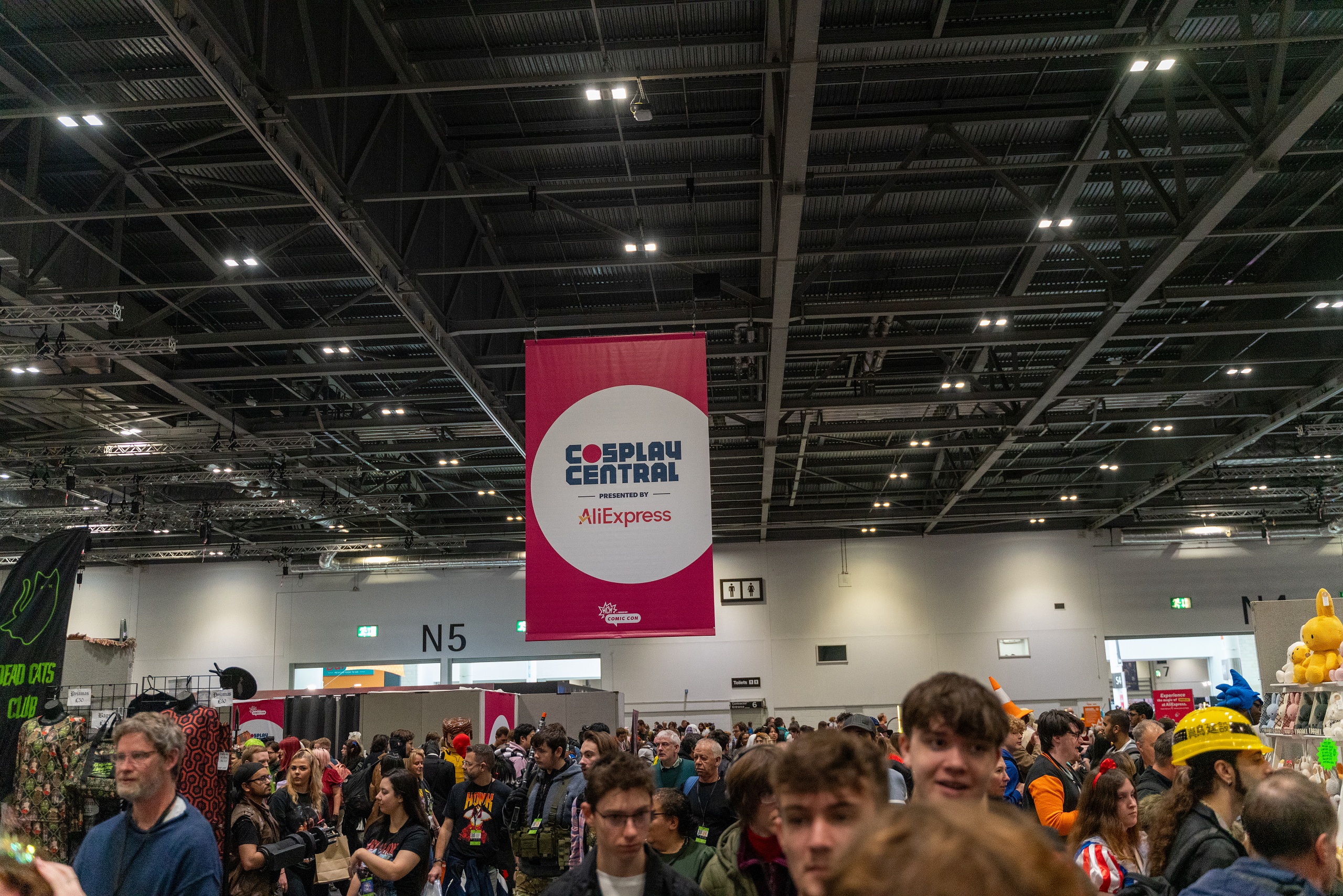 MCM Comic Con London 2024 (barnis_yoshi_artwork) - 137