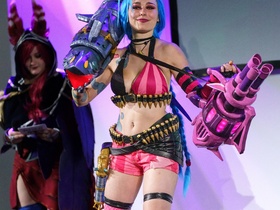 Gamescom 2022 - Day 1 - Sewcase LoL Cosplay Catwalk - 010