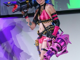 Gamescom 2022 - Day 1 - Sewcase LoL Cosplay Catwalk - 013